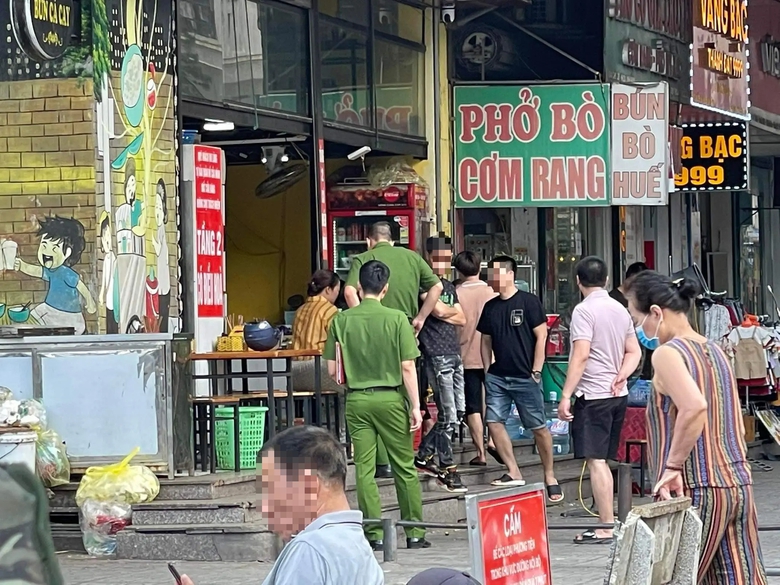 Truy bắt hung thủ đâm người nằm gục trên vỉa hè chung cư Linh Đàm- Ảnh 1. Truy bắt hung thủ đâm người nằm gục trên vỉa hè chung cư Linh Đàm- Ảnh 1.