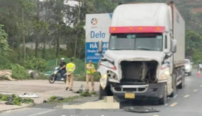 Bị xe đầu kéo đâm từ phía sau, tài xế xe tải tử vong trên QL1- Ảnh 1. Bị xe đầu kéo đâm từ phía sau, tài xế xe tải tử vong trên QL1- Ảnh 1.