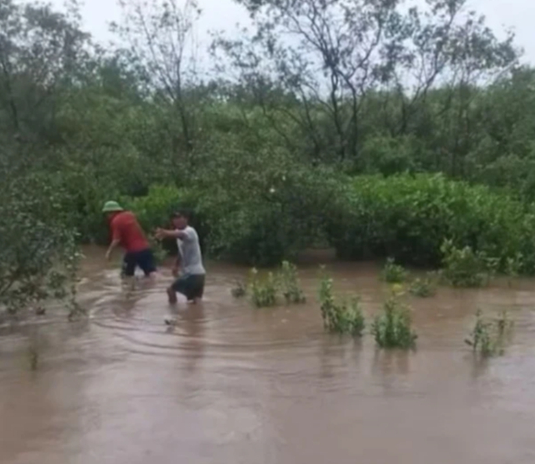 Chồng tử vong, vợ bị thương v&igrave; s&eacute;t đ&aacute;nh tr&uacute;ng thuyền trong mưa gi&ocirc;ng- Ảnh 1.