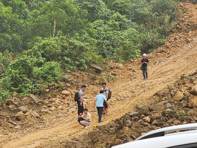 X&oacute;t xa b&agrave;n thờ tạm 3 c&ocirc;ng nh&acirc;n thi c&ocirc;ng đường điện tử vong v&igrave; sạt lở- Ảnh 1.