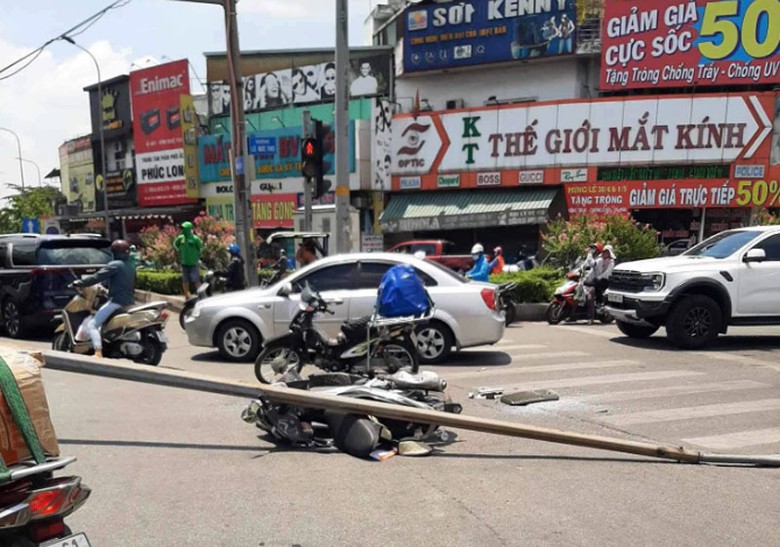 Hiện trường vụ cột đ&egrave;n chiếu s&aacute;ng đổ, đ&egrave; tr&uacute;ng người d&acirc;n.