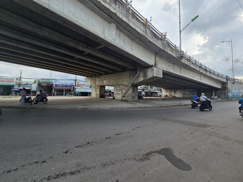 Cần Thơ c&oacute; cho ph&eacute;p mở b&atilde;i xe, x&oacute;a t&igrave;nh trạng nhếch nh&aacute;c dưới gầm cầu?- Ảnh 2.