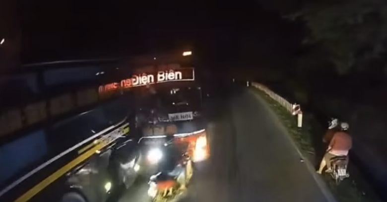 Xe kh&aacute;ch đ&acirc;m trực diện xe m&aacute;y trong đ&ecirc;m: Do đ&egrave;n "độ" qu&aacute; s&aacute;ng?- Ảnh 2.