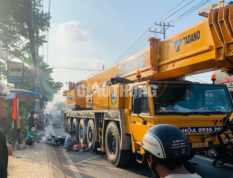 Chở con đi học, người phụ nữ bị xe cẩu c&aacute;n tử vong thương t&acirc;m- Ảnh 1.