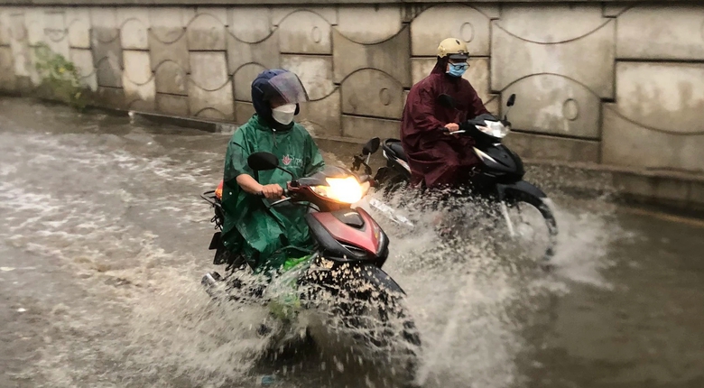 Mưa trắng trời, nhiều đoạn đường ở TP.HCM lại ngập nặng- Ảnh 8.