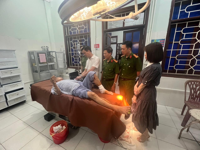 H&agrave; Tĩnh thăm hỏi, hỗ trợ c&aacute;c nạn nh&acirc;n trong vụ sạt lở l&aacute;n trại- Ảnh 2.