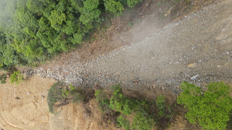 X&oacute;t xa b&agrave;n thờ tạm 3 c&ocirc;ng nh&acirc;n thi c&ocirc;ng đường điện tử vong v&igrave; sạt lở- Ảnh 4.