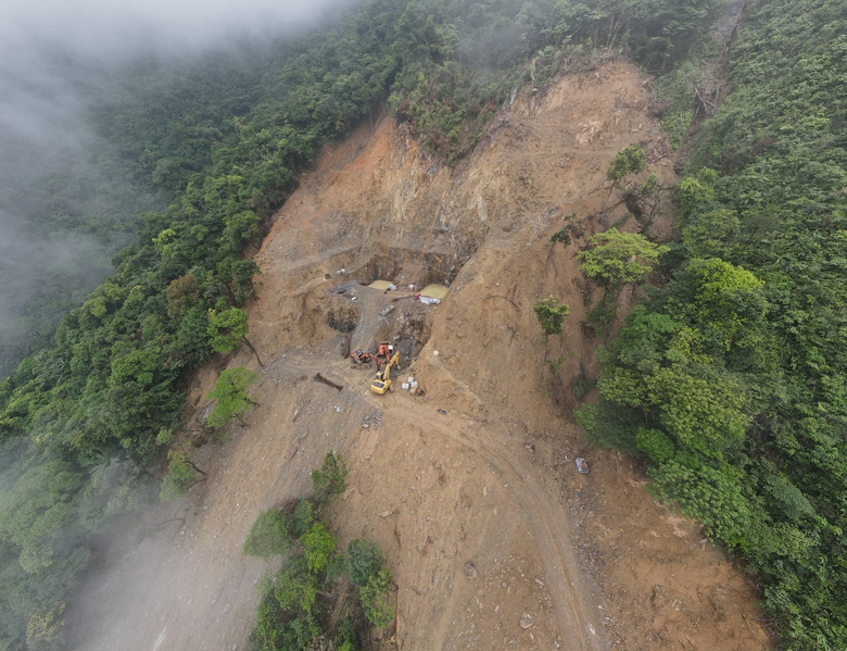 X&oacute;t xa b&agrave;n thờ tạm 3 c&ocirc;ng nh&acirc;n thi c&ocirc;ng đường điện tử vong v&igrave; sạt lở- Ảnh 5.