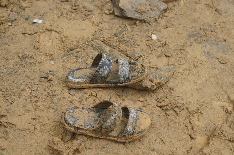 X&oacute;t xa b&agrave;n thờ tạm 3 c&ocirc;ng nh&acirc;n thi c&ocirc;ng đường điện tử vong v&igrave; sạt lở- Ảnh 9.