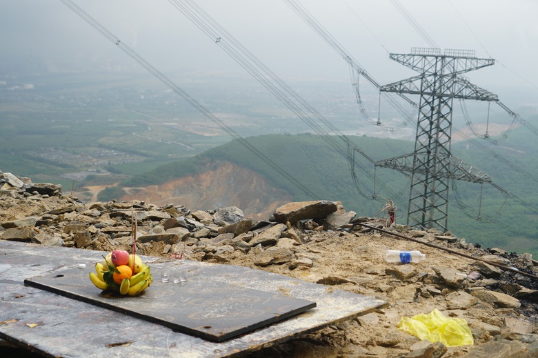 X&oacute;t xa b&agrave;n thờ tạm 3 c&ocirc;ng nh&acirc;n thi c&ocirc;ng đường điện tử vong v&igrave; sạt lở- Ảnh 7.