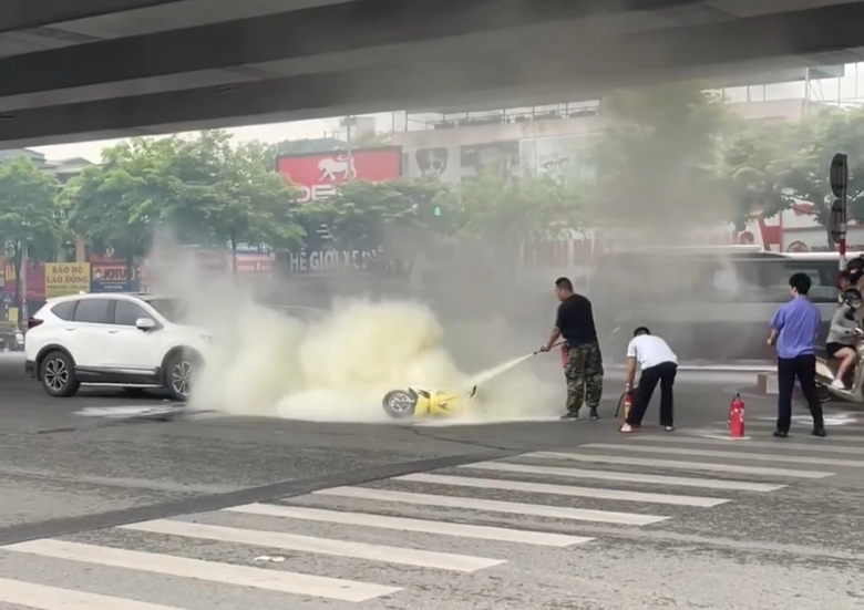 Xe m&aacute;y bốc ch&aacute;y dữ dội sau khi va chạm với &ocirc; t&ocirc;- Ảnh 1.