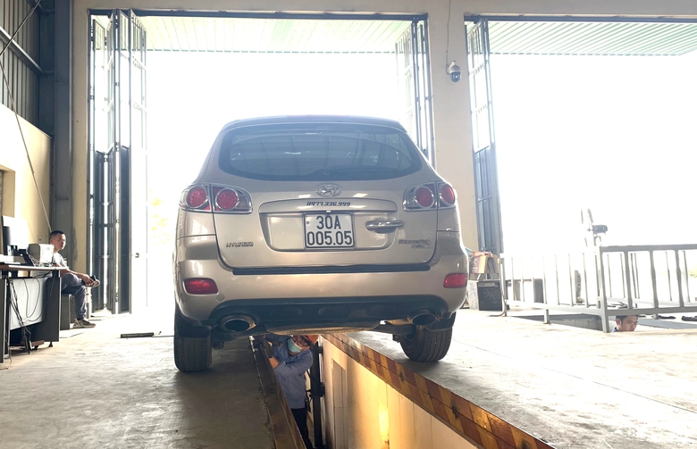 Ho&agrave; B&igrave;nh: Lo ngại trung t&acirc;m đăng kiểm phải đ&oacute;ng cửa, d&acirc;n đổ x&ocirc; đi kiểm định- Ảnh 6.