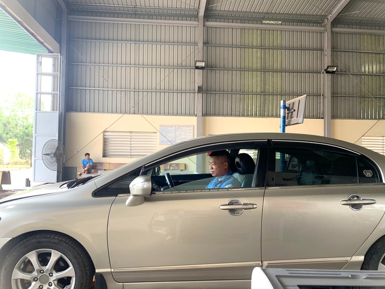 Ho&agrave; B&igrave;nh: Lo ngại trung t&acirc;m đăng kiểm phải đ&oacute;ng cửa, d&acirc;n đổ x&ocirc; đi kiểm định- Ảnh 11.