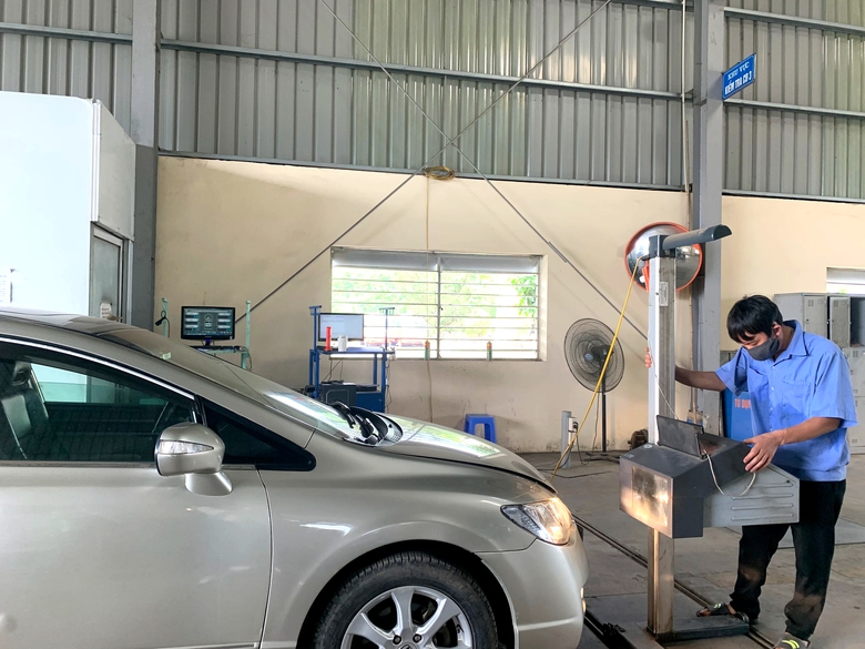 Ho&agrave; B&igrave;nh: Lo ngại trung t&acirc;m đăng kiểm phải đ&oacute;ng cửa, d&acirc;n đổ x&ocirc; đi kiểm định- Ảnh 9.