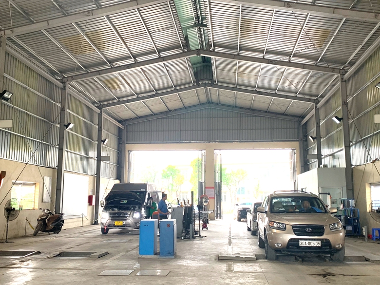 Ho&agrave; B&igrave;nh: Lo ngại trung t&acirc;m đăng kiểm phải đ&oacute;ng cửa, d&acirc;n đổ x&ocirc; đi kiểm định- Ảnh 2.