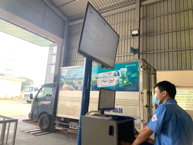 Ho&agrave; B&igrave;nh: Lo ngại trung t&acirc;m đăng kiểm phải đ&oacute;ng cửa, d&acirc;n đổ x&ocirc; đi kiểm định- Ảnh 7.