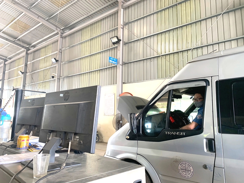 Ho&agrave; B&igrave;nh: Lo ngại trung t&acirc;m đăng kiểm phải đ&oacute;ng cửa, d&acirc;n đổ x&ocirc; đi kiểm định- Ảnh 12.