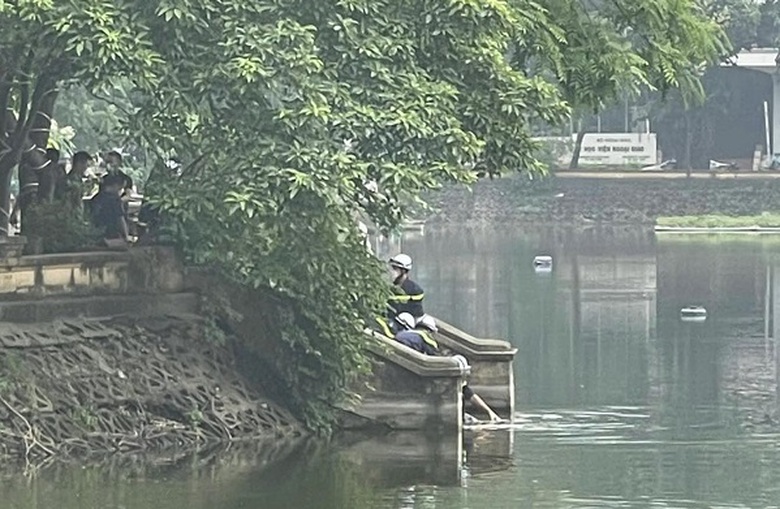H&agrave; Nội: Ph&aacute;t hiện thi thể nữ sinh vi&ecirc;n ở hồ L&aacute;ng- Ảnh 1.