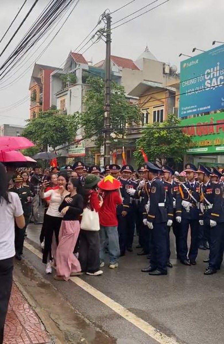 H&ograve;a Minzy g&acirc;y sốt với khoảnh khắc bị nhắc nhở v&igrave; lấn đường khi xem diễu binh tại Điện Bi&ecirc;n- Ảnh 1.