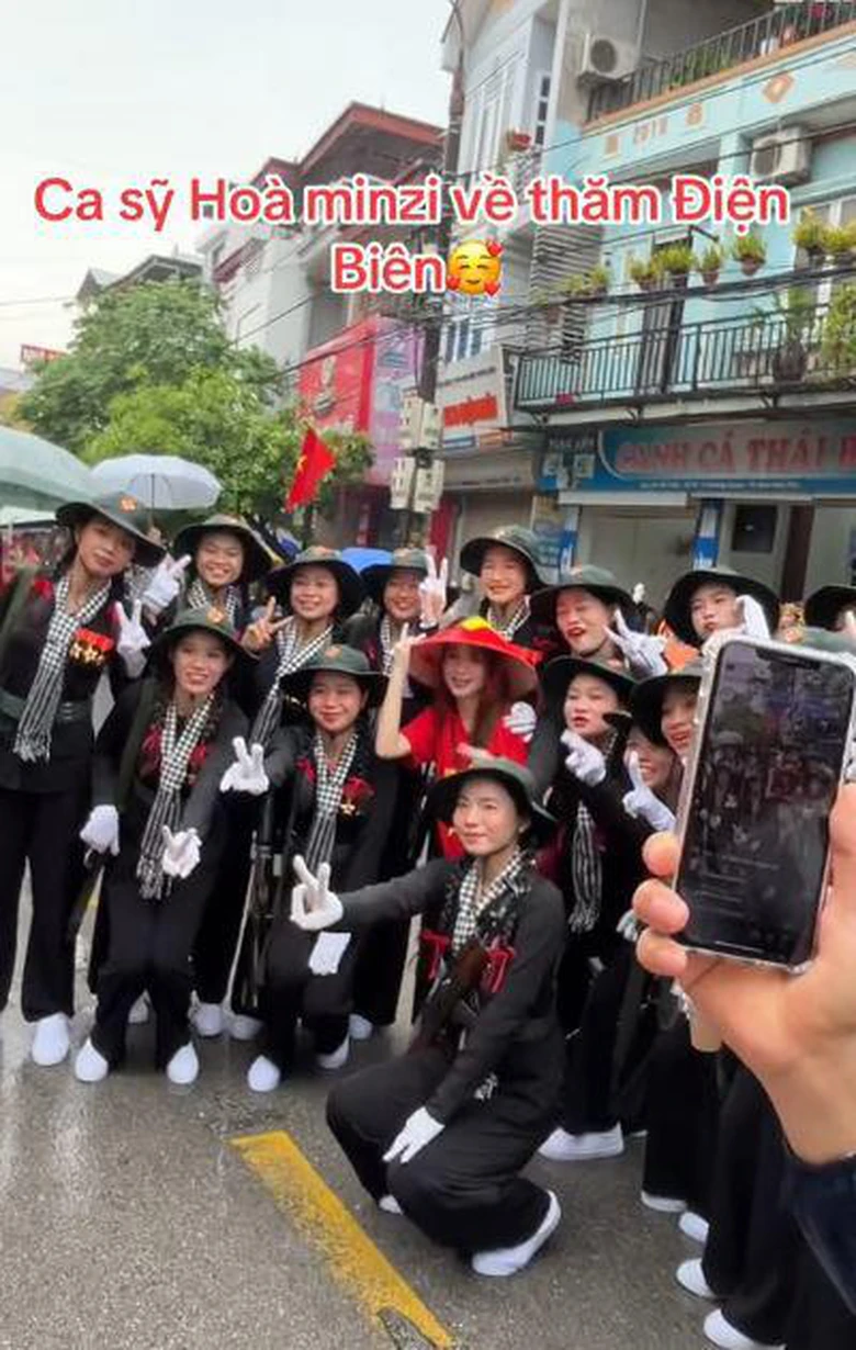 H&ograve;a Minzy g&acirc;y sốt với khoảnh khắc bị nhắc nhở v&igrave; lấn đường khi xem diễu binh tại Điện Bi&ecirc;n- Ảnh 2.