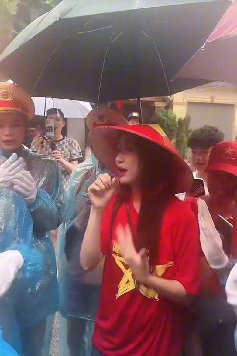 H&ograve;a Minzy g&acirc;y sốt với khoảnh khắc bị nhắc nhở v&igrave; lấn đường khi xem diễu binh tại Điện Bi&ecirc;n- Ảnh 4.