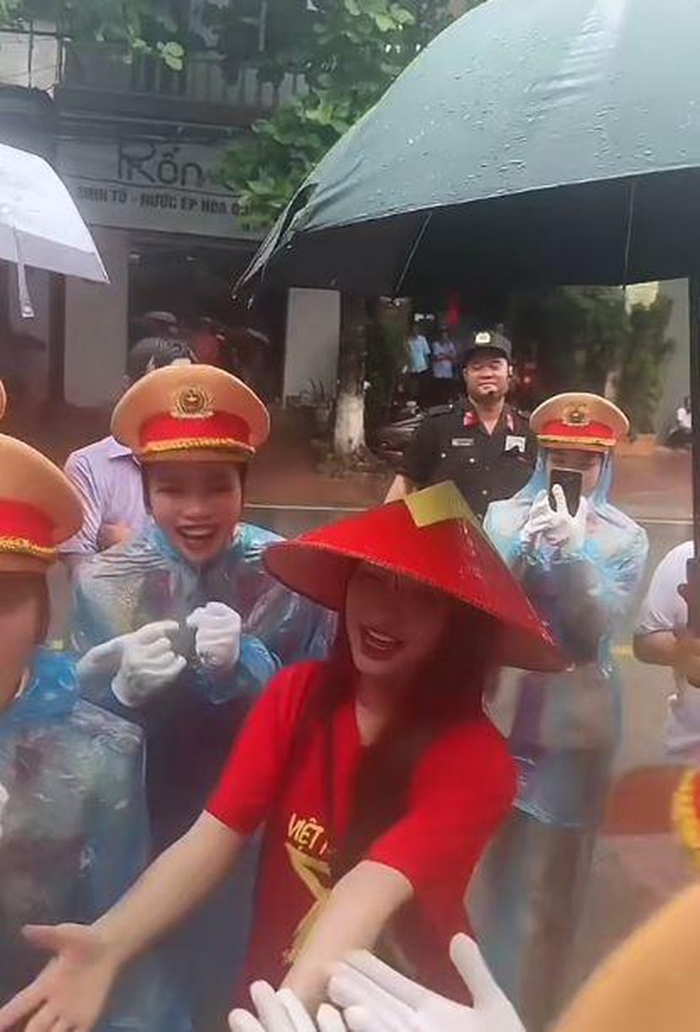 H&ograve;a Minzy g&acirc;y sốt với khoảnh khắc bị nhắc nhở v&igrave; lấn đường khi xem diễu binh tại Điện Bi&ecirc;n- Ảnh 3.