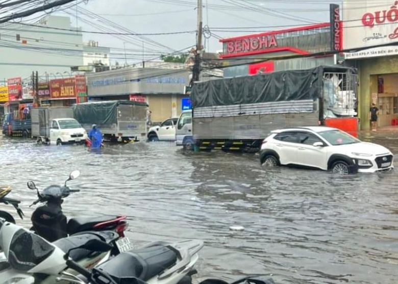 Mưa giải nhiệt g&acirc;y ngập nhiều tuyến đường ở Đồng Nai- Ảnh 1.