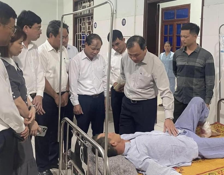 H&agrave; Tĩnh thăm hỏi, hỗ trợ c&aacute;c nạn nh&acirc;n trong vụ sạt lở l&aacute;n trại- Ảnh 1.