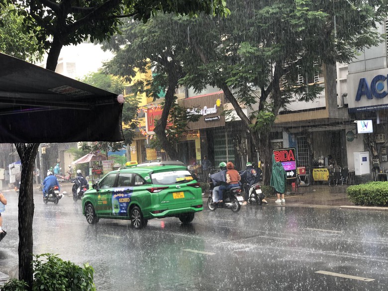 Mưa trắng trời, nhiều đoạn đường ở TP.HCM lại ngập nặng- Ảnh 1.