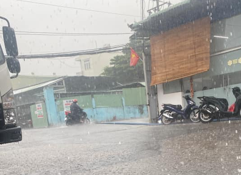 Mưa trắng trời, nhiều đoạn đường ở TP.HCM lại ngập nặng- Ảnh 5.