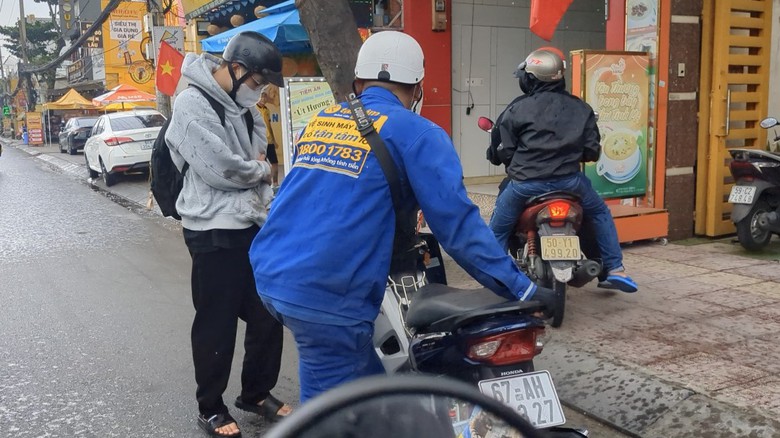 Mưa trắng trời, nhiều đoạn đường ở TP.HCM lại ngập nặng- Ảnh 3.