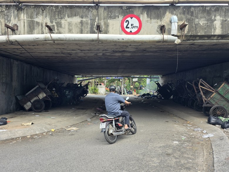 Cần Thơ c&oacute; cho ph&eacute;p mở b&atilde;i xe, x&oacute;a t&igrave;nh trạng nhếch nh&aacute;c dưới gầm cầu?- Ảnh 1.