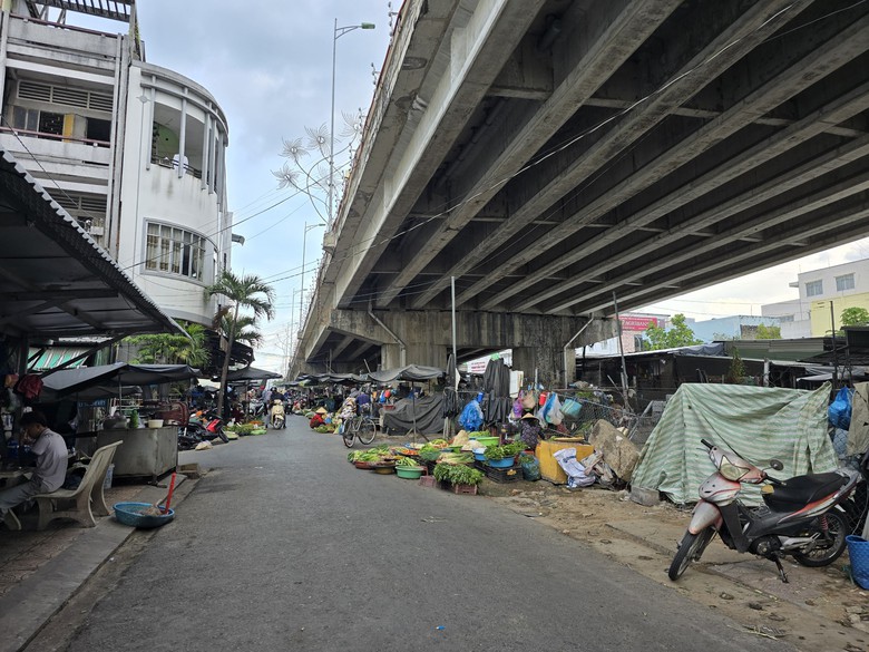 Cần Thơ c&oacute; cho ph&eacute;p mở b&atilde;i xe, x&oacute;a t&igrave;nh trạng nhếch nh&aacute;c dưới gầm cầu?- Ảnh 4.
