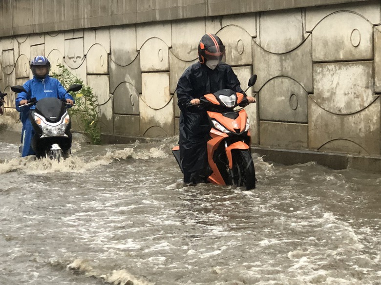 Mưa trắng trời, nhiều đoạn đường ở TP.HCM lại ngập nặng- Ảnh 10.