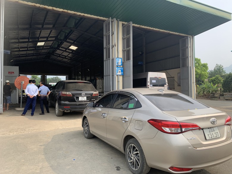 Ho&agrave; B&igrave;nh: Lo ngại trung t&acirc;m đăng kiểm phải đ&oacute;ng cửa, d&acirc;n đổ x&ocirc; đi kiểm định- Ảnh 5.