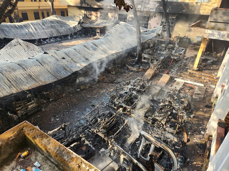 Cao đẳng Điện lực miền Trung l&ecirc;n tiếng về vụ ch&aacute;y h&agrave;ng chục xe điện trong s&acirc;n trường- Ảnh 1.