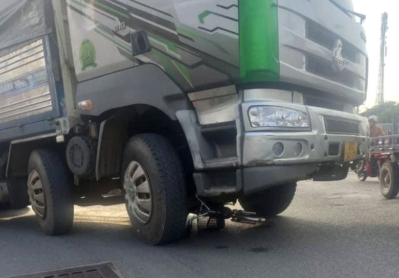 Chiếc xe đạp điện bị cuốn v&agrave;o gầm &ocirc; t&ocirc; tải.