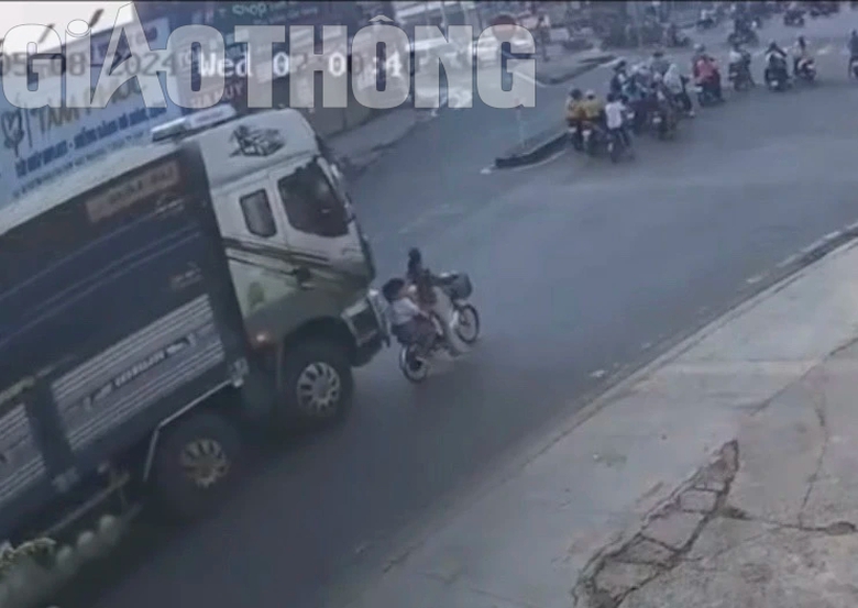 Xe tải va chạm xe đạp điện, bé gái lớp 2 tử vong, bà bị thương nặng - Ảnh 1. Xe tải va chạm xe đạp điện, bé gái lớp 2 tử vong, bà bị thương nặng - Ảnh 1.