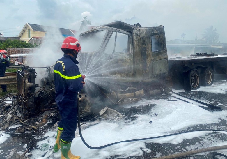 Xe đầu k&eacute;o ch&aacute;y rụi phần đầu khi đang lưu th&ocirc;ng tr&ecirc;n quốc lộ 5- Ảnh 1.