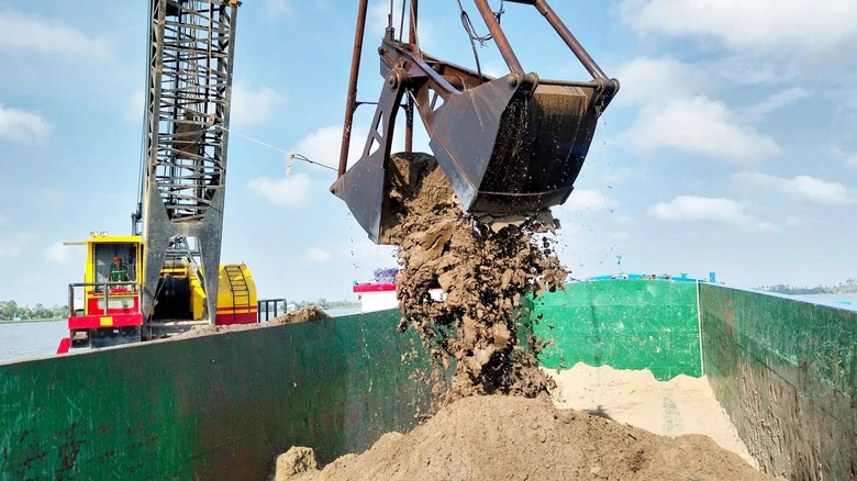 C&ocirc;ng suất khai th&aacute;c c&aacute;t chưa đ&aacute;p ứng nhu cầu thi c&ocirc;ng cao tốc Cần Thơ - C&agrave; Mau- Ảnh 1.