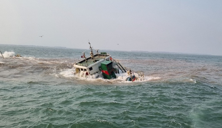 Nhiều t&agrave;u đắm th&agrave;nh chướng ngại vật nguy hiểm- Ảnh 1.