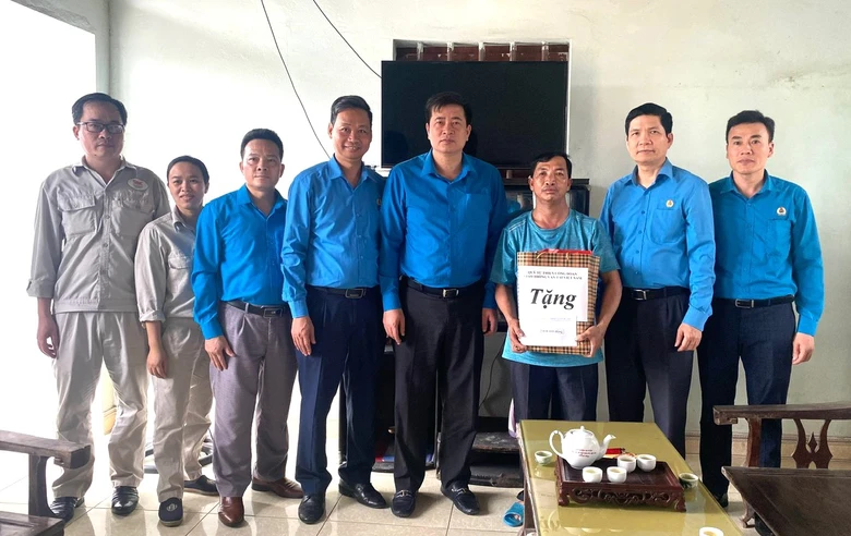 Hơn 130 triệu đồng hỗ trợ người lao động ng&agrave;nh đ&oacute;ng t&agrave;u gặp kh&oacute;- Ảnh 2.