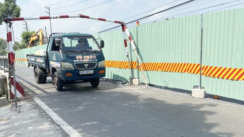 Đồng Th&aacute;p: &Ocirc; t&ocirc;, xe ba g&aacute;c v&ocirc; tư qua cầu C&aacute;i B&egrave; đang thi c&ocirc;ng, bất chấp biển cấm- Ảnh 3.