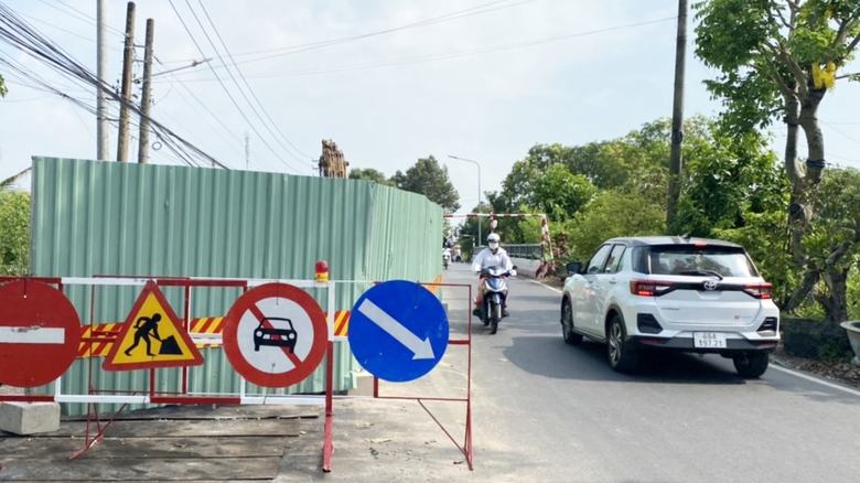 Đồng Th&aacute;p: &Ocirc; t&ocirc;, xe ba g&aacute;c v&ocirc; tư qua cầu C&aacute;i B&egrave; đang thi c&ocirc;ng, bất chấp biển cấm- Ảnh 4.