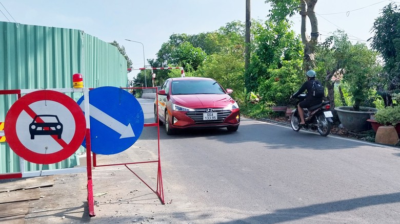 Đồng Th&aacute;p: &Ocirc; t&ocirc;, xe ba g&aacute;c v&ocirc; tư qua cầu C&aacute;i B&egrave; đang thi c&ocirc;ng, bất chấp biển cấm- Ảnh 5.