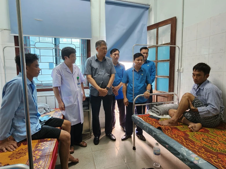 Sức khỏe 4 c&ocirc;ng nh&acirc;n sau sự cố sạt lở l&aacute;n trại ở H&agrave; Tĩnh ra sao?- Ảnh 1.