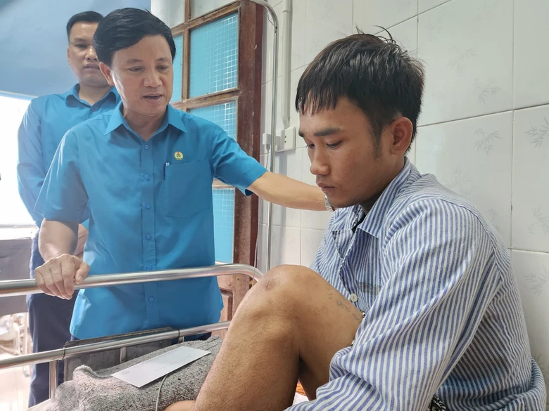 Sức khỏe 4 c&ocirc;ng nh&acirc;n sau sự cố sạt lở l&aacute;n trại ở H&agrave; Tĩnh ra sao?- Ảnh 2.