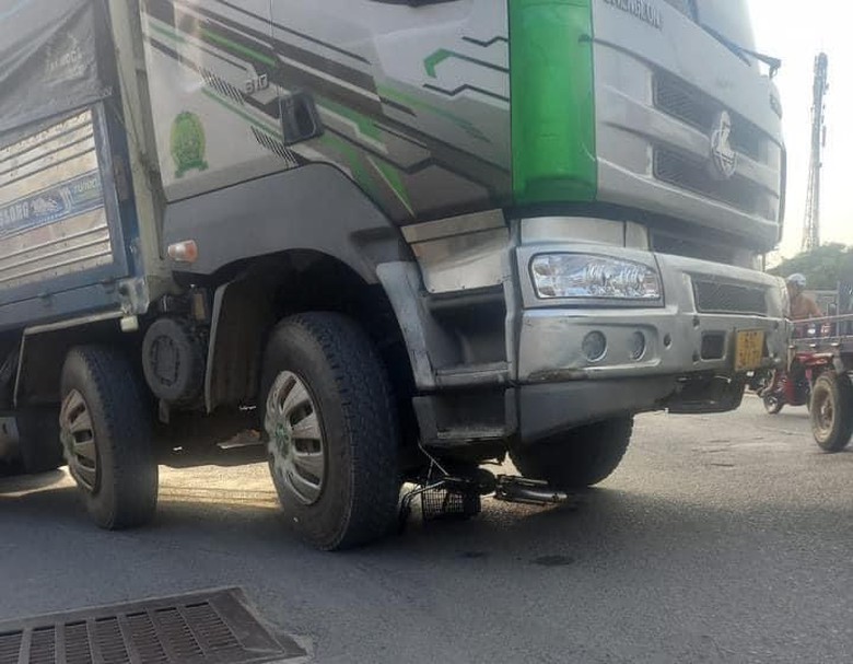Xe tải va chạm xe đạp điện, b&eacute; g&aacute;i lớp 2 tử vong, b&agrave; bị thương nặng - Ảnh 3.