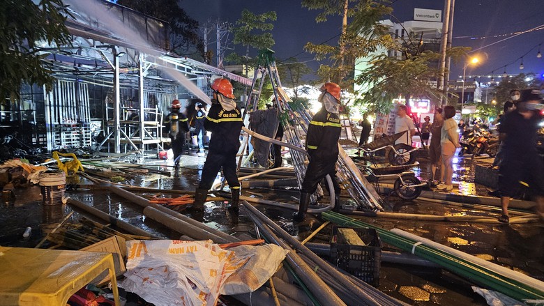 Hải Ph&ograve;ng: Ch&aacute;y lớn tại 4 cửa h&agrave;ng tr&ecirc;n đường V&otilde; Nguy&ecirc;n Gi&aacute;p- Ảnh 2.