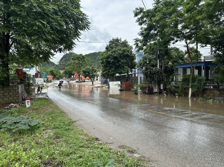 CSGT Tuy&ecirc;n Quang ph&acirc;n luồng đảm bảo ATGT tại c&aacute;c điểm ngập &uacute;ng tr&ecirc;n QL2C- Ảnh 1.